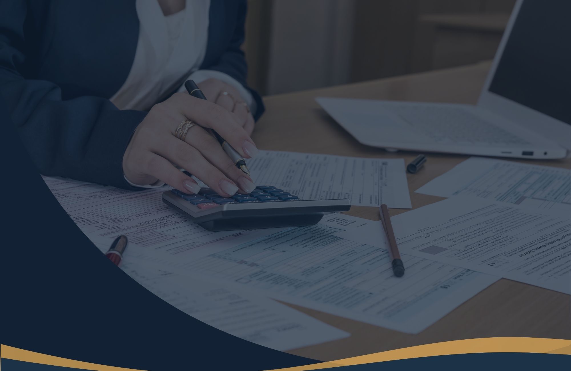 Equipe da Pacheco Lacerda Contabilidade reunida em escritório moderno, analisando relatórios financeiros e estratégias de gestão.